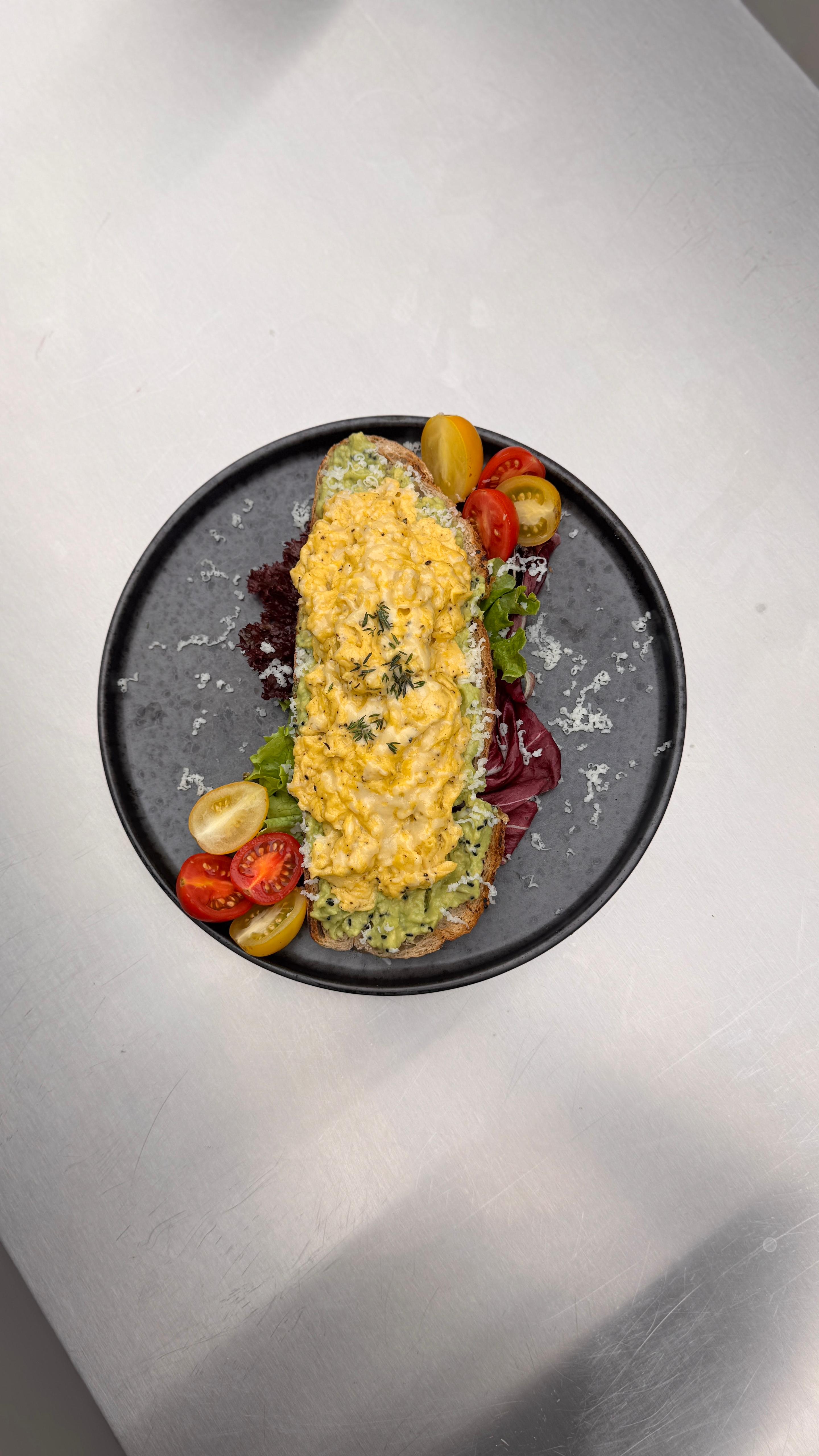 AVOKADOLU EKMEK ÜSTÜ